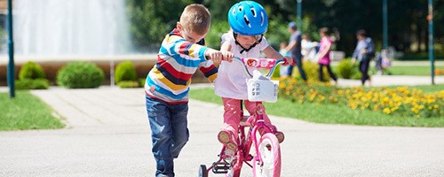 Kind mit Fahrrad und Fahrradhelm
