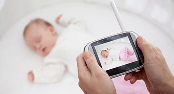 Schlafendes Baby und Babyphone mit Kamera