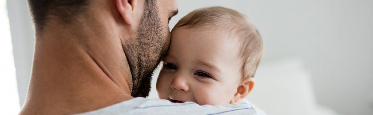Ab wann können Babys den Kopf heben & selber halten?