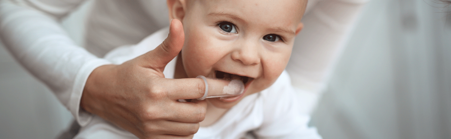 Wenn Babys zahnen: Erste Symptome, Hilfsmittel & Pflege