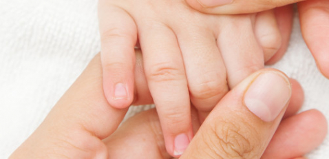 Fingernägel schneiden bei Babys & Kleinkindern