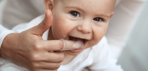 Wenn Babys zahnen: Erste Symptome, Hilfsmittel & Pflege