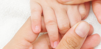 Fingernägel schneiden bei Babys & Kleinkindern