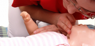 Wiederbelebung: Erste Hilfe bei Babys und Kleinkindern