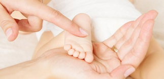 Angeborene Reflexe sichern das Überleben des Kindes