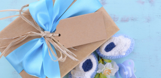 Ein Geschenk ist mit braunem Geschenkspapier und blauer Schleife verpackt.