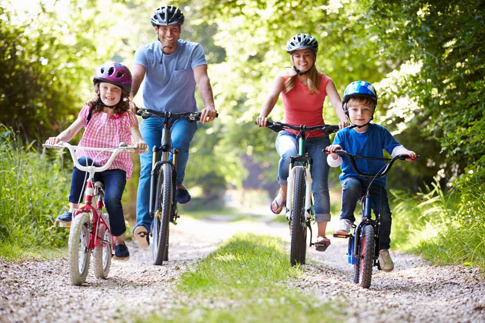 Kinderfahrradhelm: Eltern haben Vorbildfunktion