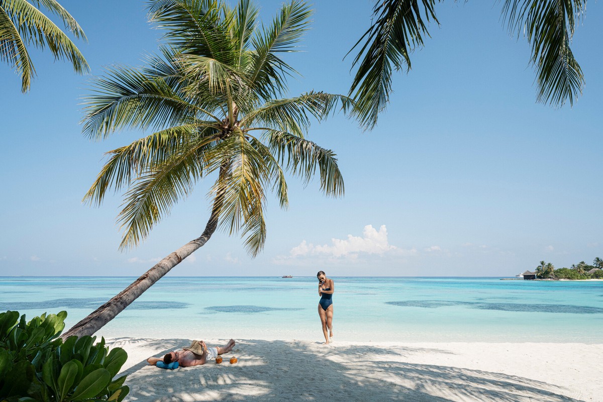 Familienurlaub auf den Malediven: Four Seasons Kuda Huraa Paar am Strand - Bild von Ken Seet