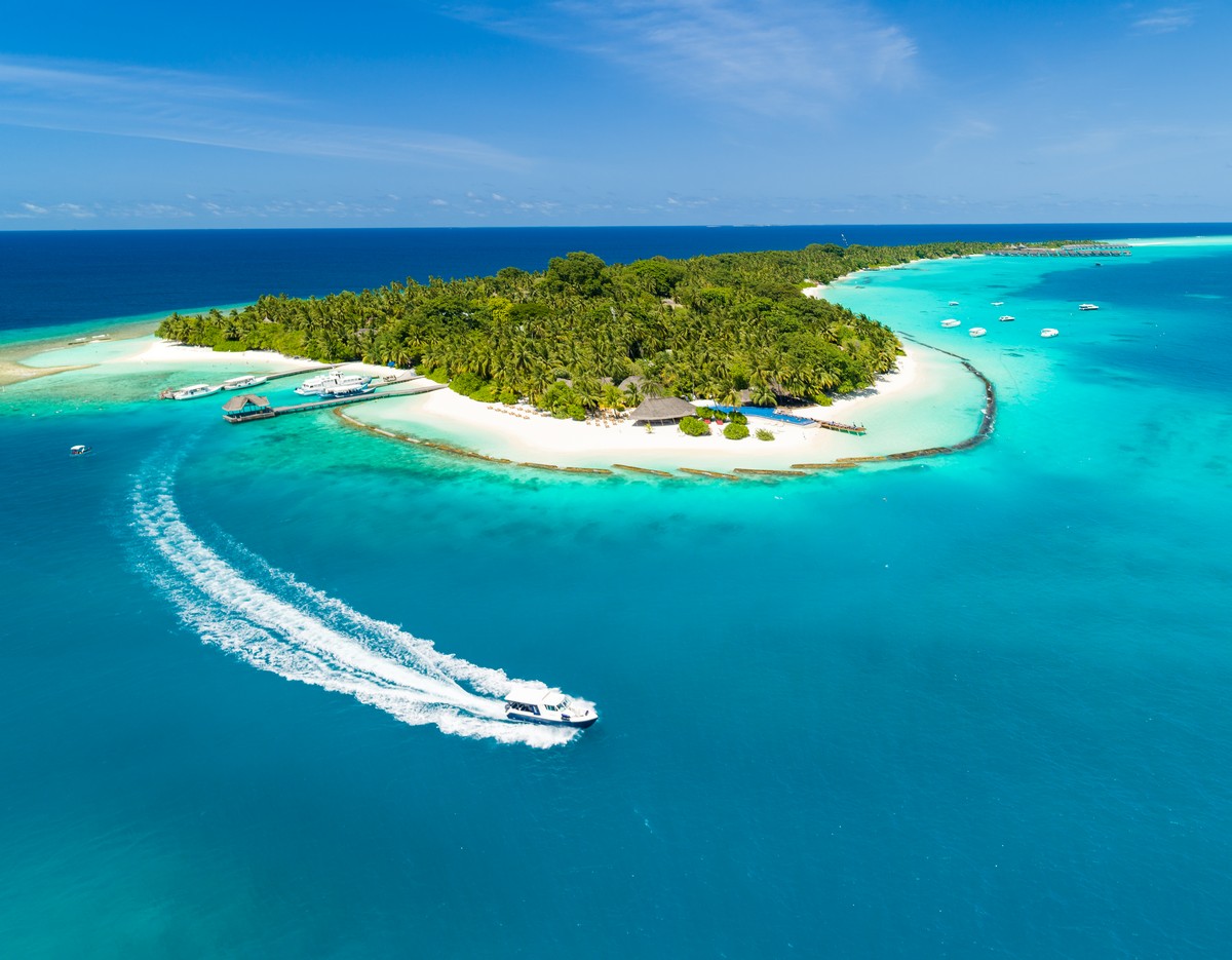 Familienurlaub auf den Malediven: Four Seasons Kuda Huraa Paar am Strand - Bild von Ken Seet Familienurlaub auf den Malediven: Four Seasons Kuda Huraa Paar am Strand - Bild von Ken Seet